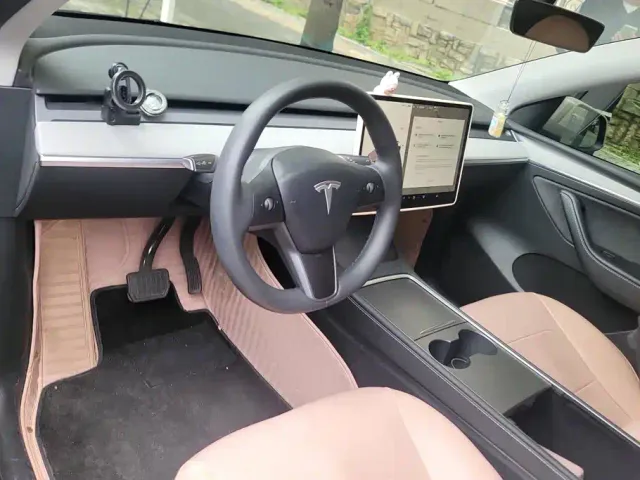 Tesla Model Y — Фото автомобиля 12