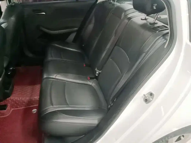 Roewe i5 — Фото автомобиля 16