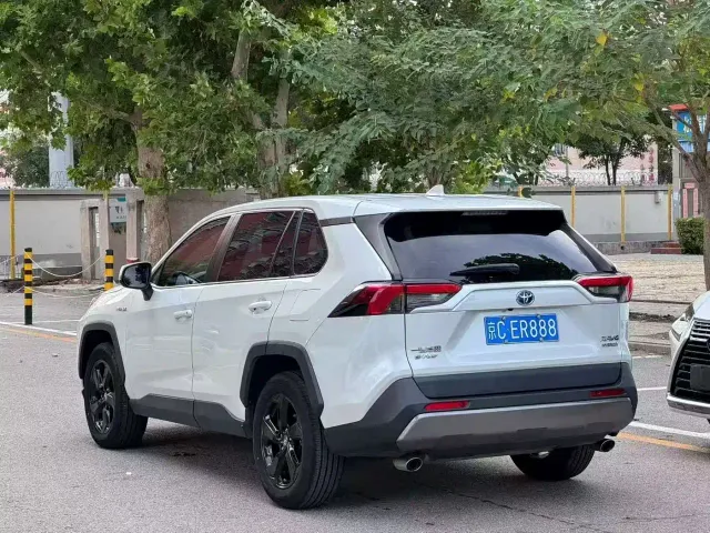 Toyota RAV4 — Фото автомобиля 9