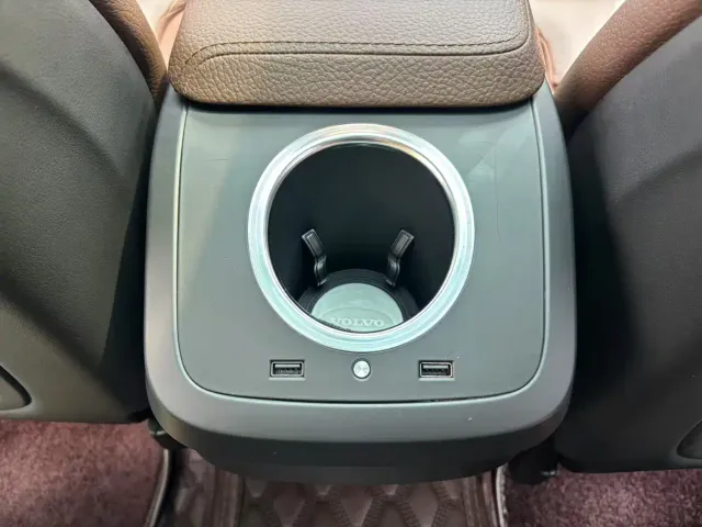 Volvo XC60 — Фото автомобиля 12