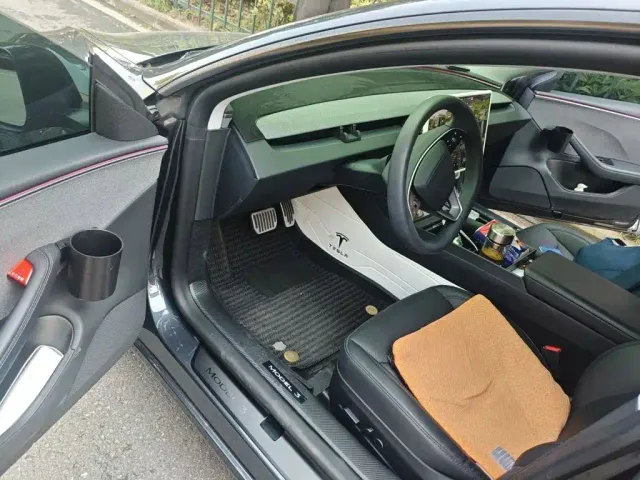 Tesla Model 3 — Фото автомобиля 12