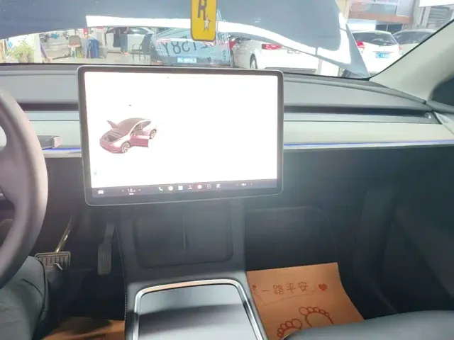 Tesla Model Y — Фото автомобиля 12