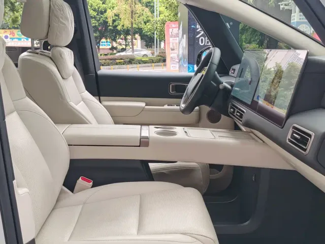 Li Auto MEGA — Фото автомобиля 19