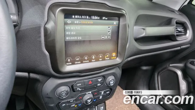 Jeep Renegade — Фото автомобиля 14