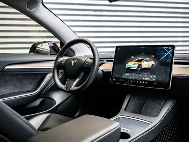 Tesla Model 3 — Фото автомобиля 7