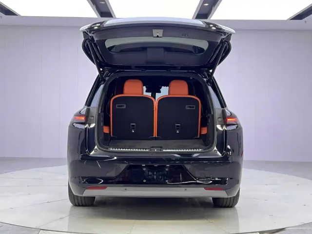 Li Auto L8 — Фото автомобиля 9
