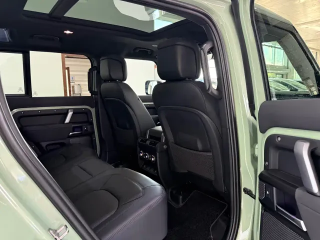 Land Rover Defender — Фото автомобиля 10