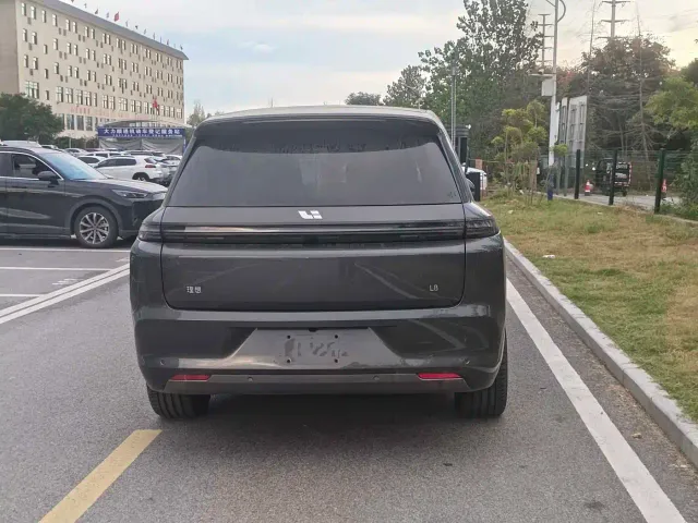 Li Auto L8 — Фото автомобиля 10