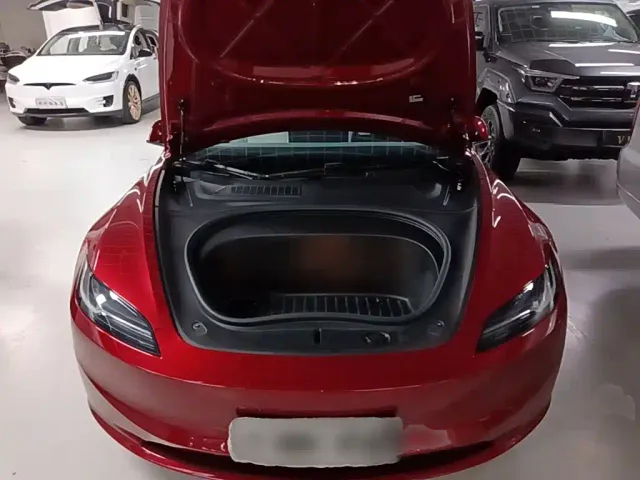 Tesla Model 3 — Фото автомобиля 19