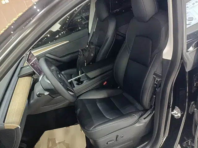Tesla Model Y — Фото автомобиля 14
