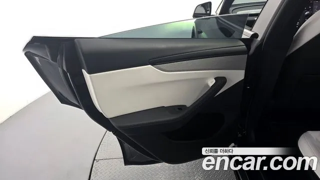Tesla Model Y — Фото автомобиля 14