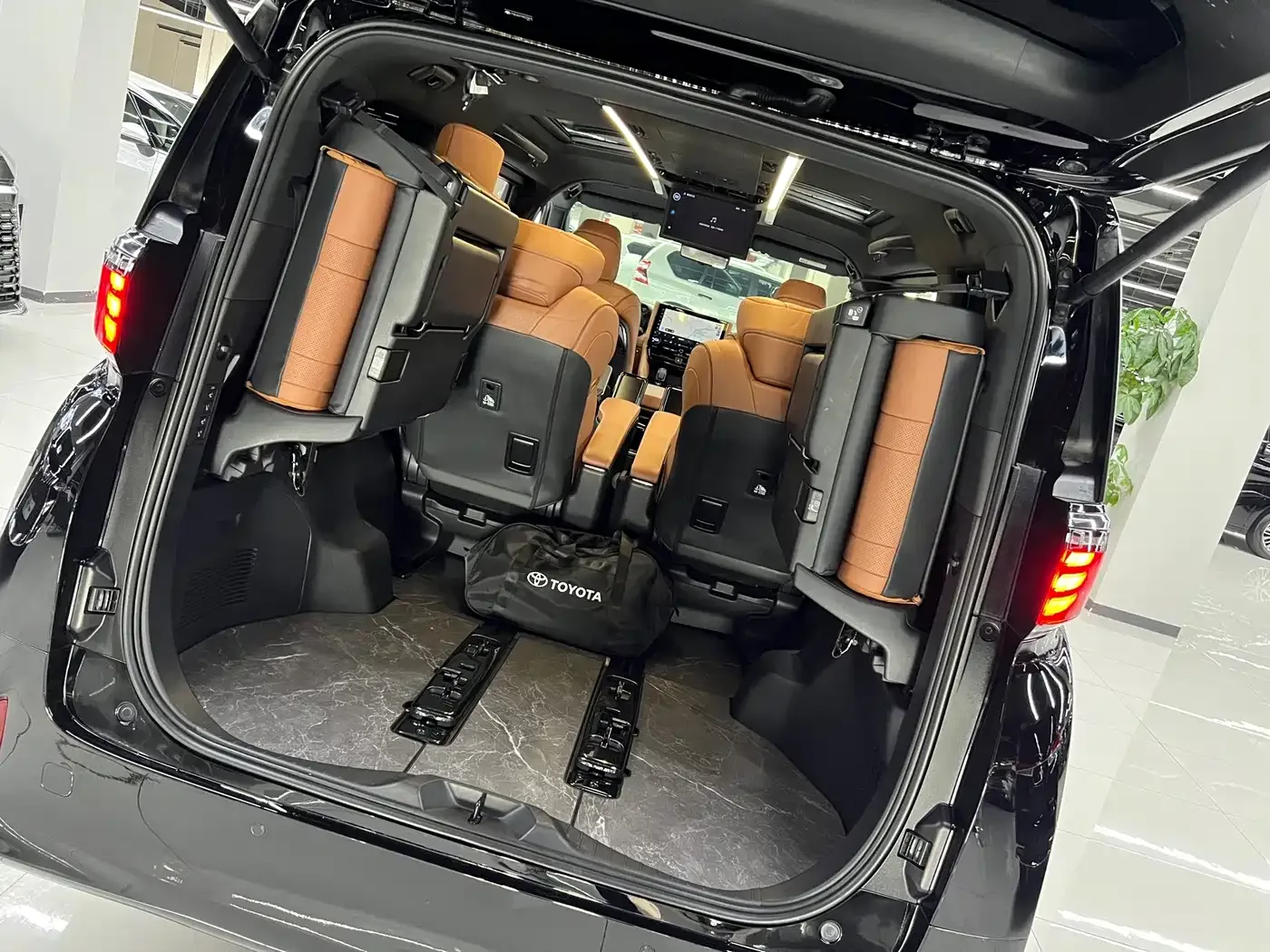 Toyota Alphard 2024 Hybrid 2.5L Ultimate Enjoyment Edition — Фото автомобиля 8