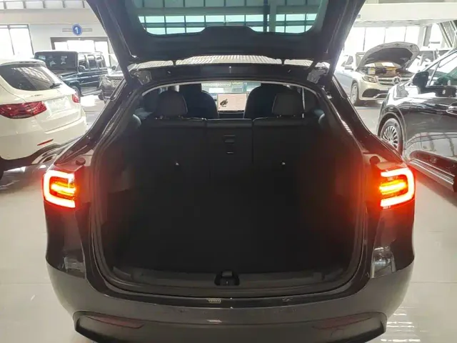 Tesla Model Y — Фото автомобиля 18