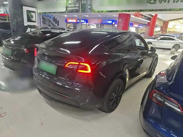 Tesla Model Y — Фото автомобиля 6