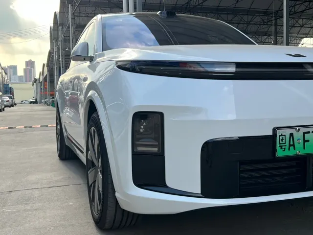 Li Auto L8 — Фото автомобиля 21