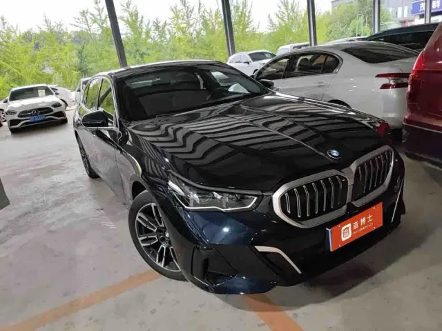 BMW 5 Series — Фото автомобиля 3