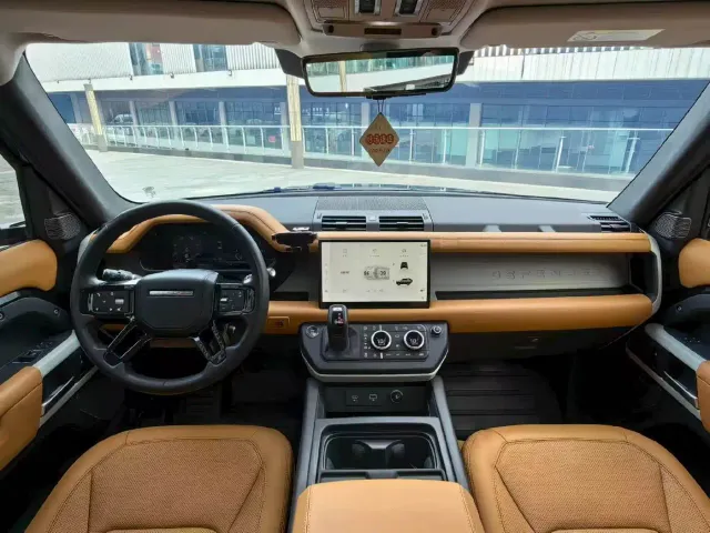 Land Rover Defender — Фото автомобиля 5