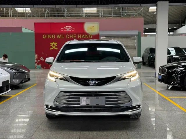 Toyota Sienna — Фото автомобиля 2