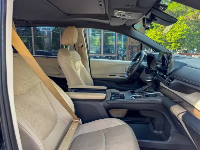Toyota Sienna — Фото автомобиля 4