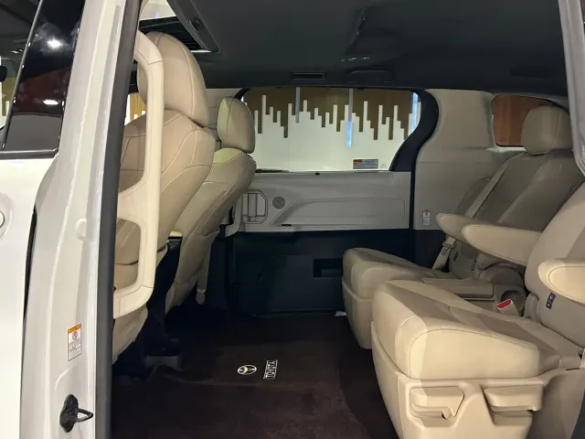 Toyota Sienna — Фото автомобиля 17