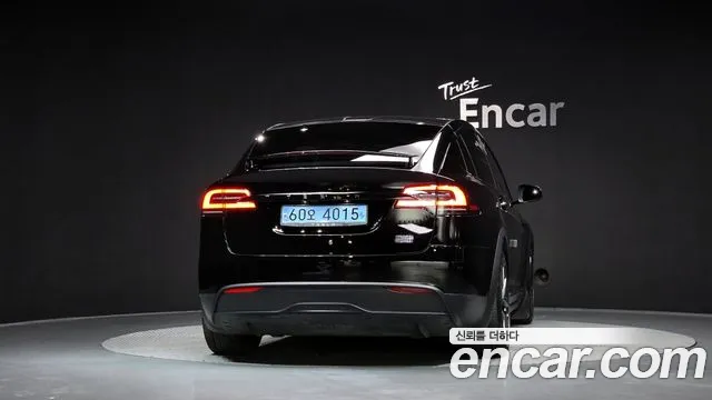 Tesla Model X — Фото автомобиля 3
