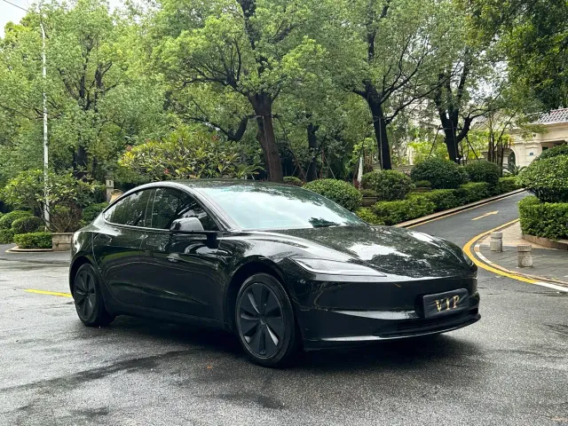 Tesla Model 3 — Фото автомобиля 3