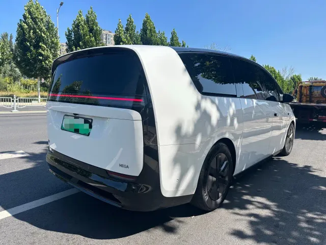 Li Auto MEGA — Фото автомобиля 7