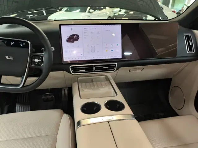 Li Auto L8 — Фото автомобиля 12
