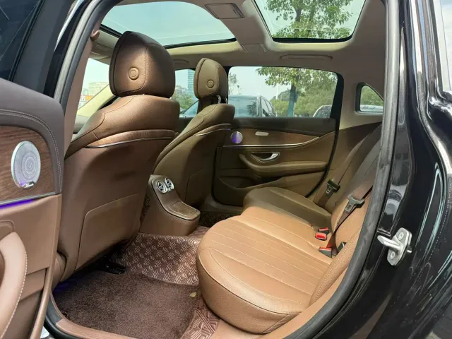 Mercedes-Benz E-Class — Фото автомобиля 4