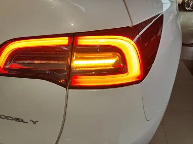 Tesla Model Y — Фото автомобиля 7