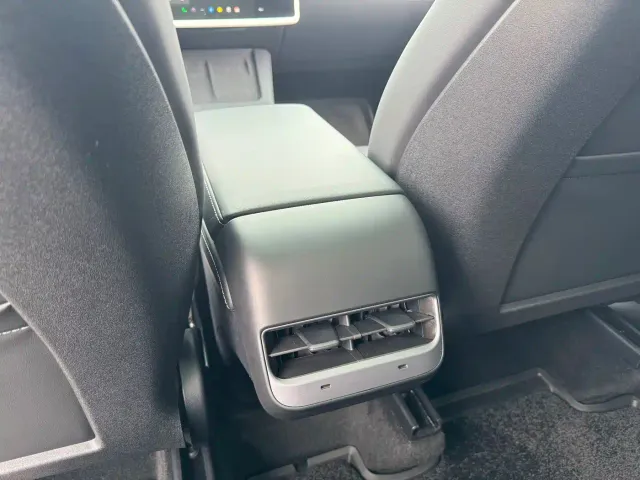 Tesla Model Y — Фото автомобиля 21