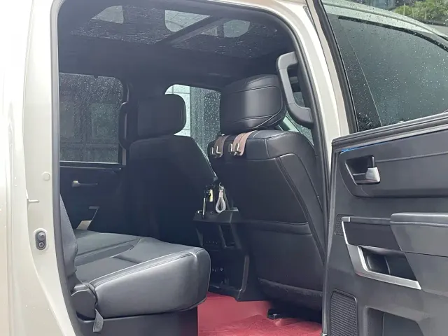 Toyota Sequoia — Фото автомобиля 10