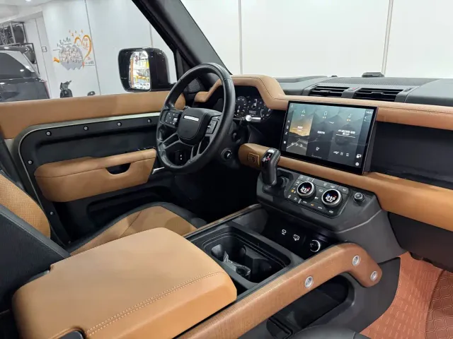 Land Rover Defender — Фото автомобиля 16