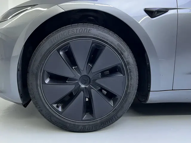 Tesla Model 3 — Фото автомобиля 9