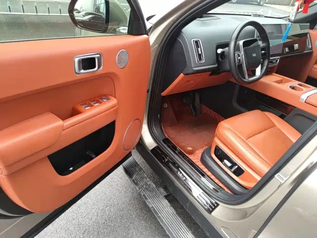 Li Auto L8 — Фото автомобиля 15