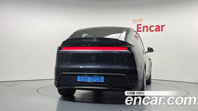 Tesla Model Y — Фото автомобиля 4