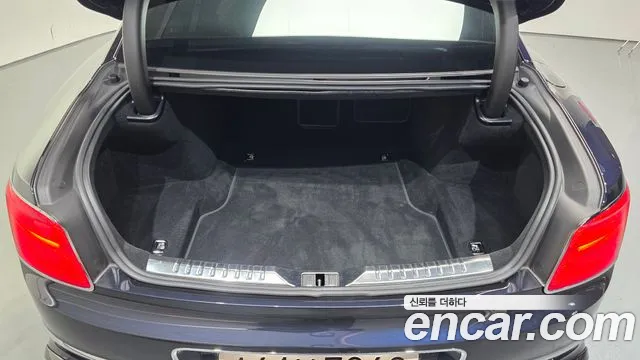 Bentley Flying Spur — Фото автомобиля 18