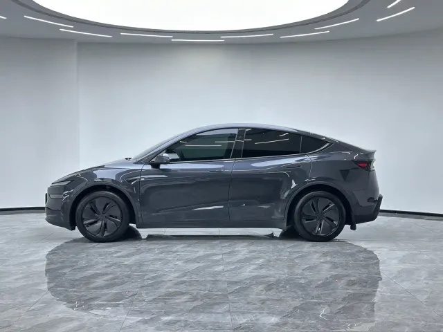 Tesla Model Y — Фото автомобиля 8