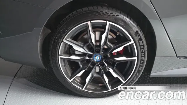 BMW i4 — Фото автомобиля 5