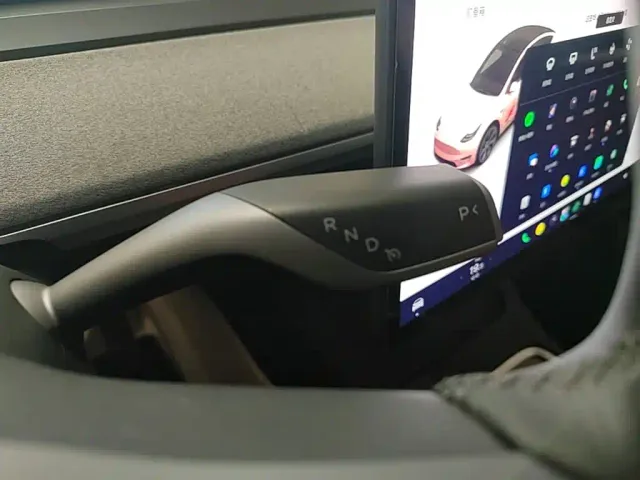 Tesla Model Y — Фото автомобиля 13