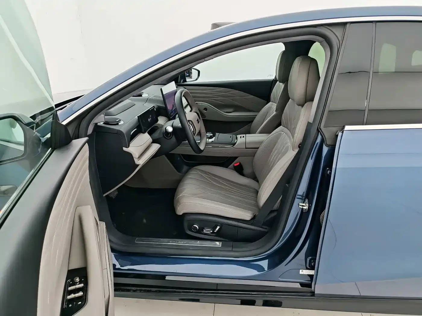 Geely Galaxy Galaxy Xingyao 8 2025 130km EM-P Starship Edition — Фото автомобиля 9