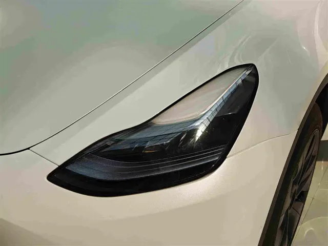 Tesla Model Y — Фото автомобиля 19