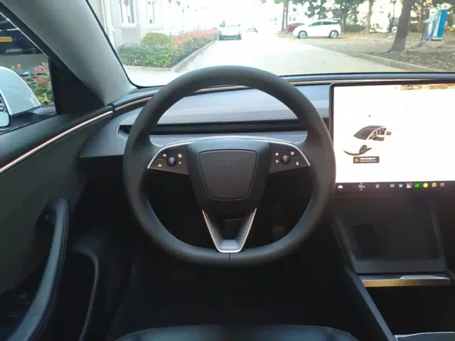 Tesla Model 3 — Фото автомобиля 10