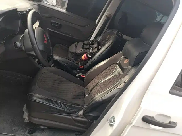 Wuling Hongguang V — Фото автомобиля 10