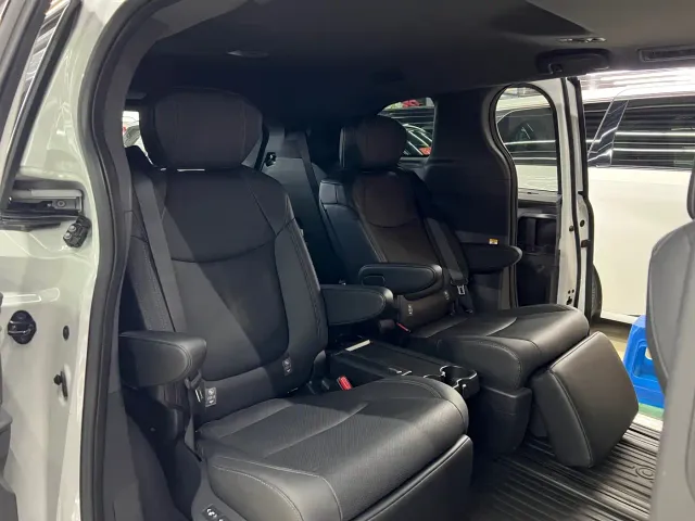 Toyota Sienna — Фото автомобиля 12