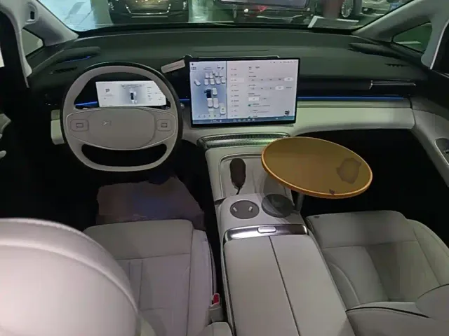 Xpeng X9 — Фото автомобиля 9