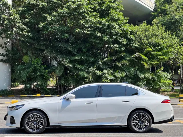 BMW 5 Series — Фото автомобиля 2