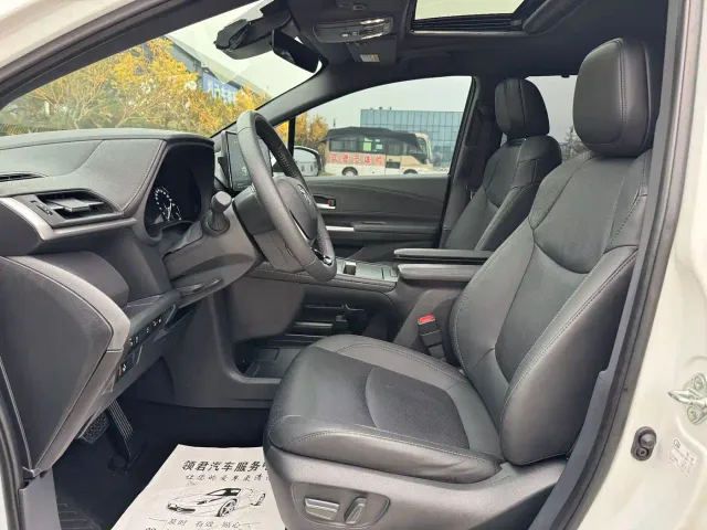 Toyota Sienna — Фото автомобиля 9