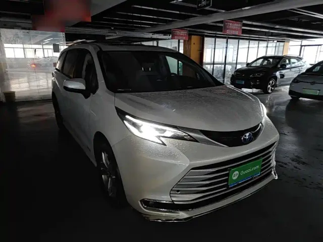Toyota Sienna — Фото автомобиля 3