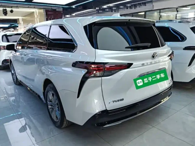 Toyota Sienna — Фото автомобиля 4